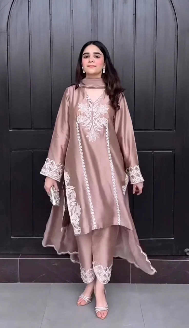 Chic and Stylish Ethnic Ensemble - Image 2