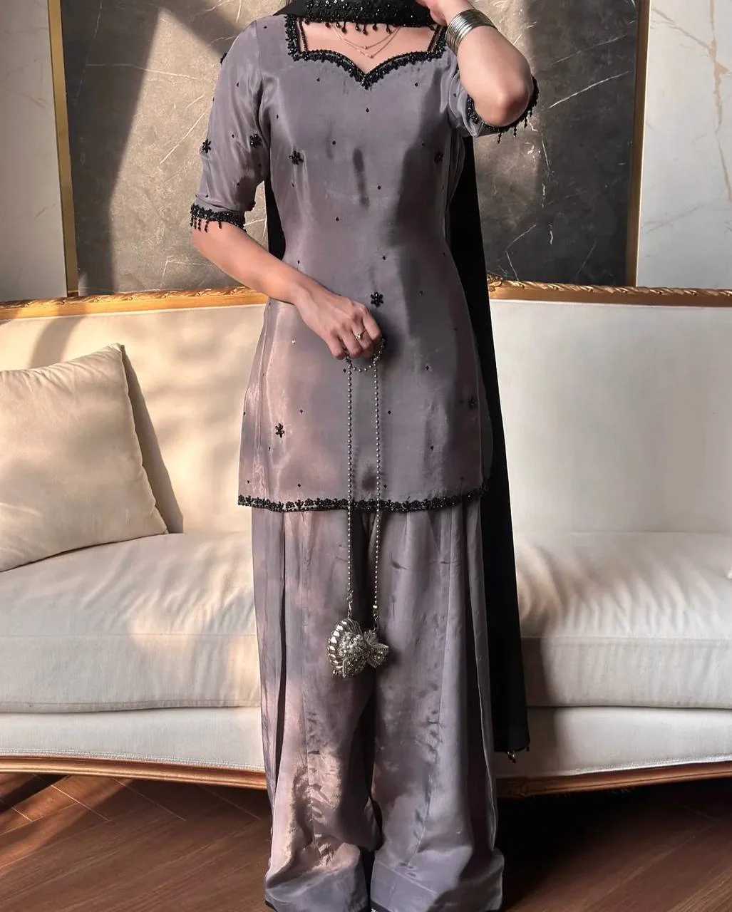 Chic Comfort for Stylish Gatherings - Image 3