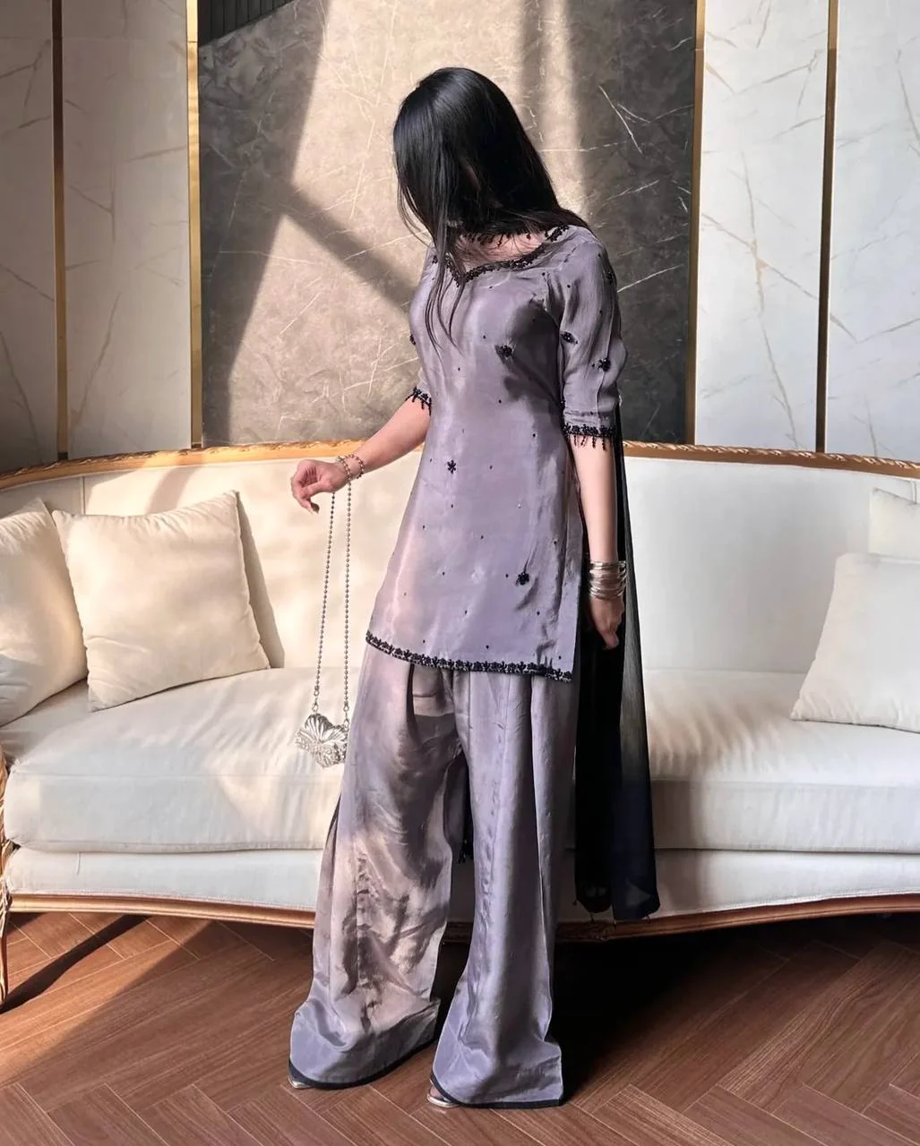 Chic Comfort for Stylish Gatherings - Image 4