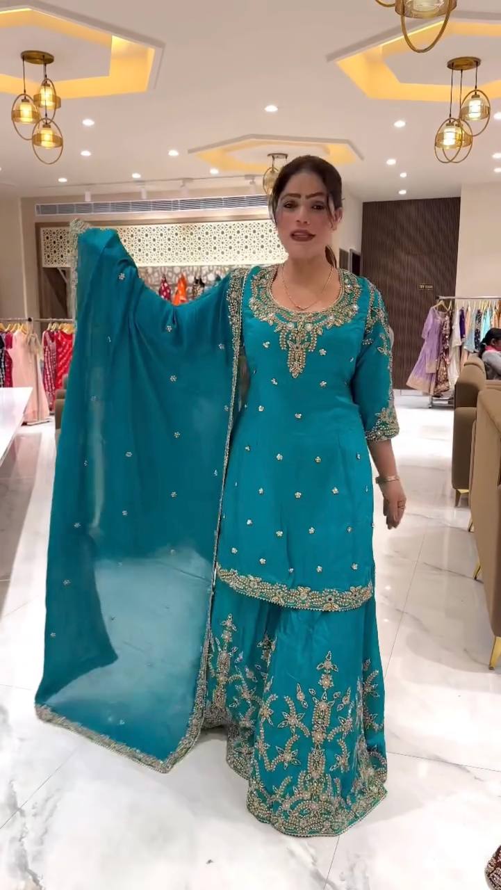 Elegance in Every Stitch: A Timeless Outfit - Image 2