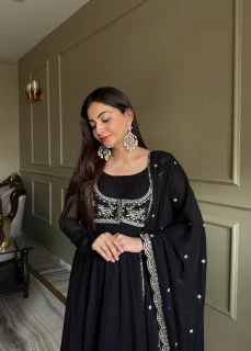 Elegant Black Ethnic Ensemble for Special Occasions - Image 3