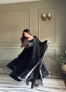 Elegant Black Ethnic Ensemble for Special Occasions - Image 4