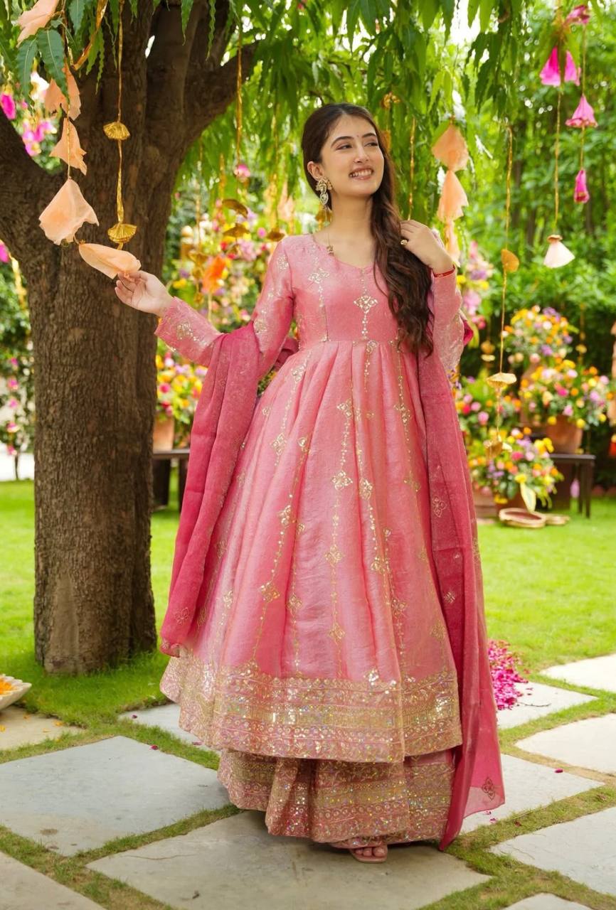 Enchanting Moments in Traditional Glamour - Image 2