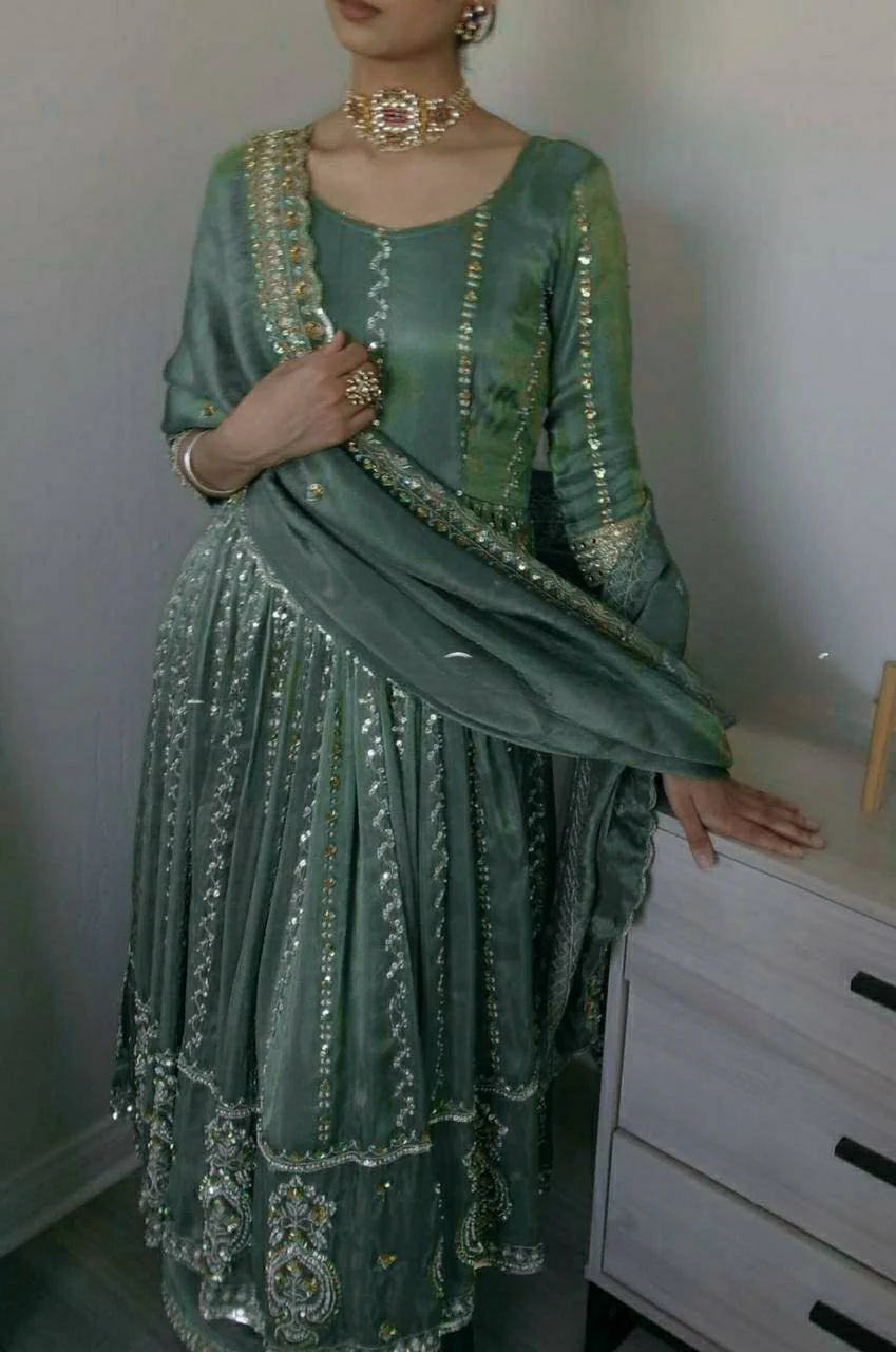 Sparkling Serenity: The Perfect Ensemble - Image 2