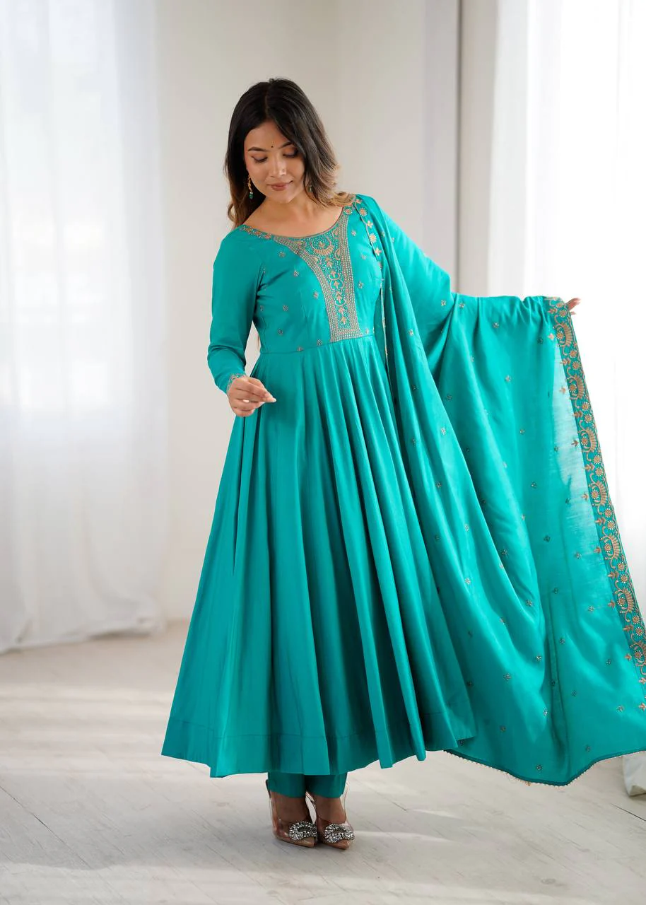 Stylish Ethnic Wear with Beautiful Draping Design